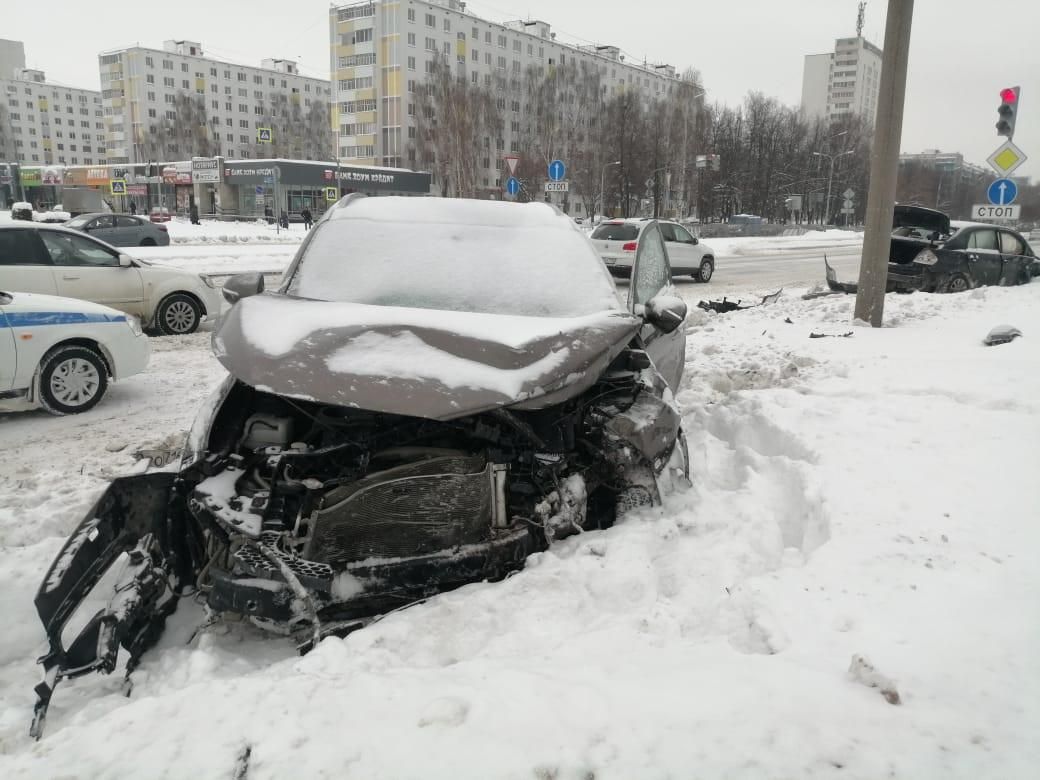 Челнов дтп. Авария в Набережных Челнах вчера на первой дороге. ДТП Набережные Челны Романов. 7 Января 2021 происшествия Набережные Челны. ДТП Набережные Челны 12.11.2021.