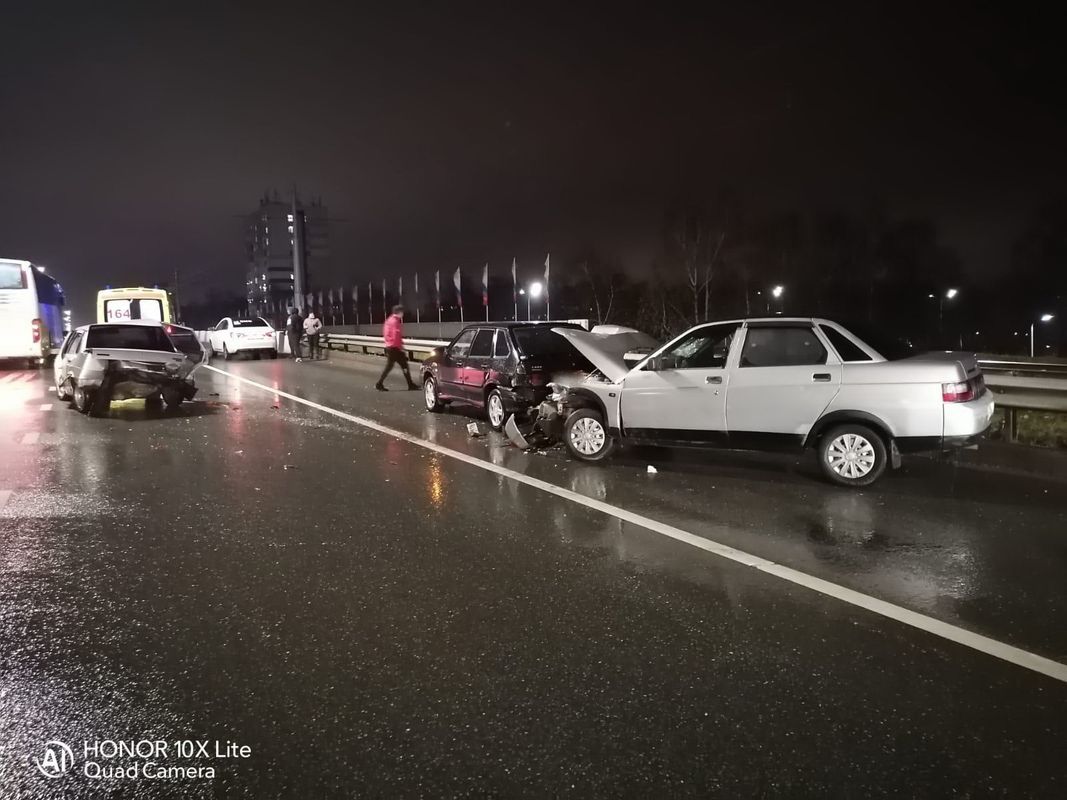 В Набережных Челнах из-за ДТП багажник автомобиля вмяло в салон |  22.10.2021 | Набережные Челны - БезФормата