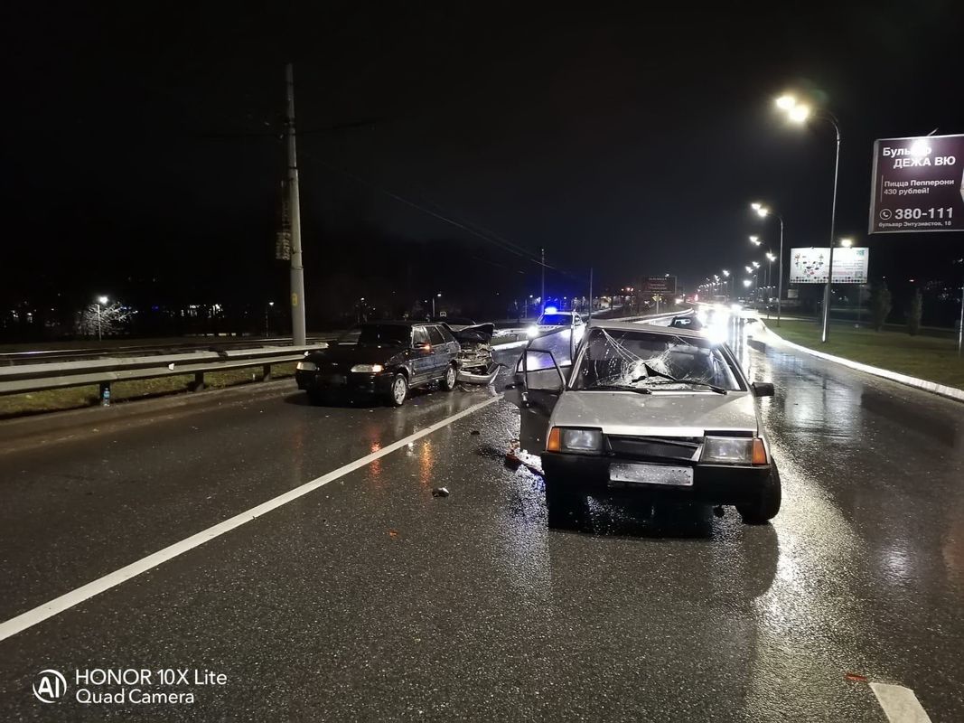 В Набережных Челнах из-за ДТП багажник автомобиля вмяло в салон |  22.10.2021 | Набережные Челны - БезФормата