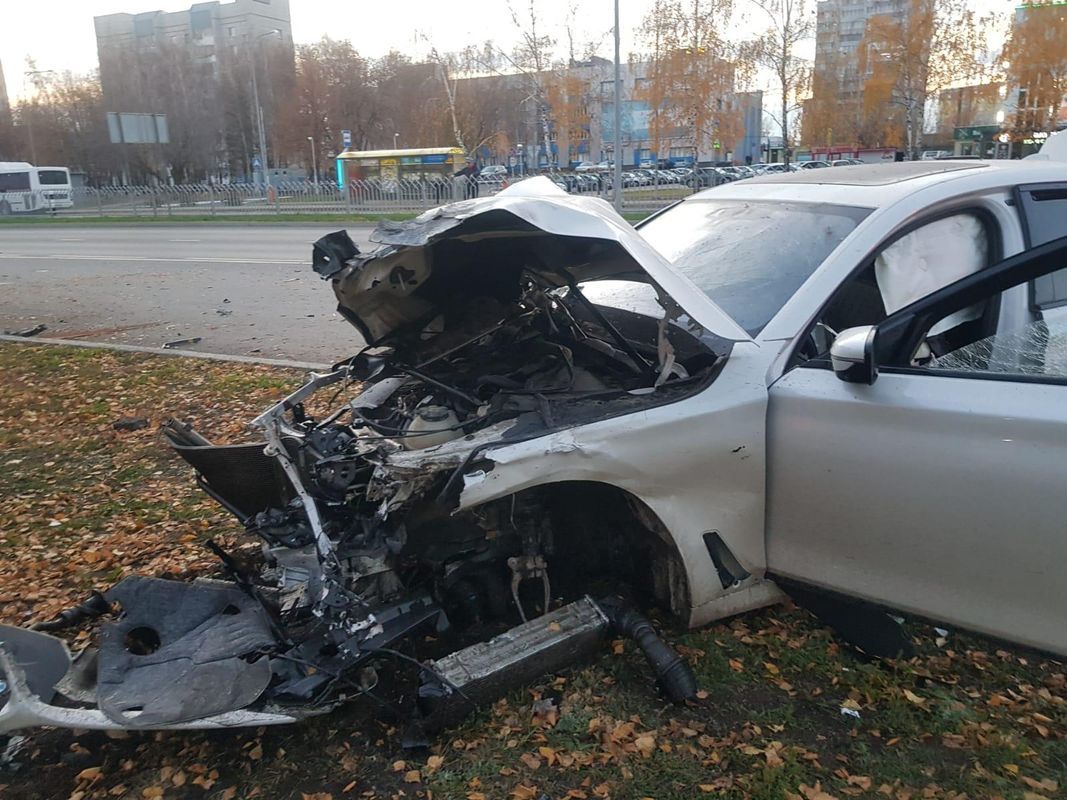 В Набережных Челнах пассажир въехавшего в остановку BMW сломал позвоночник