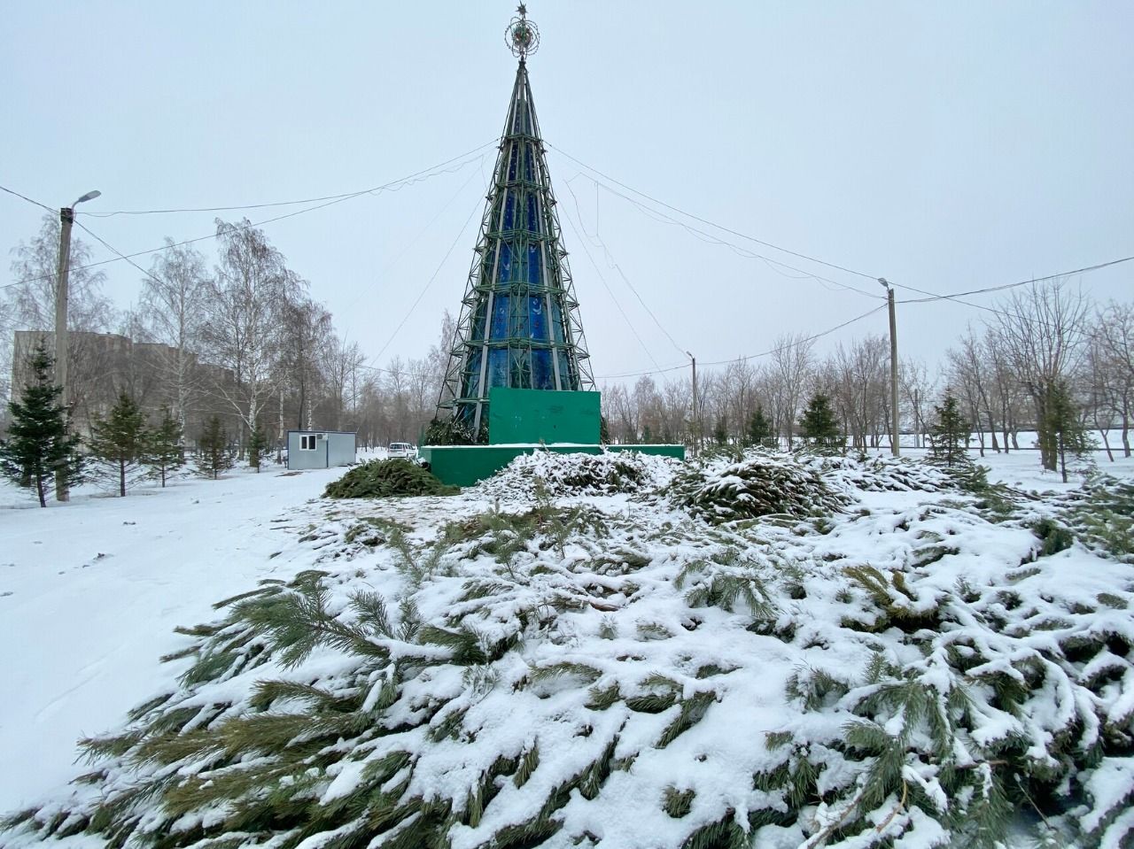 В Набережных Челнах около ДК «Энергетик» установят новогоднюю елку |  18.11.2021 | Набережные Челны - БезФормата