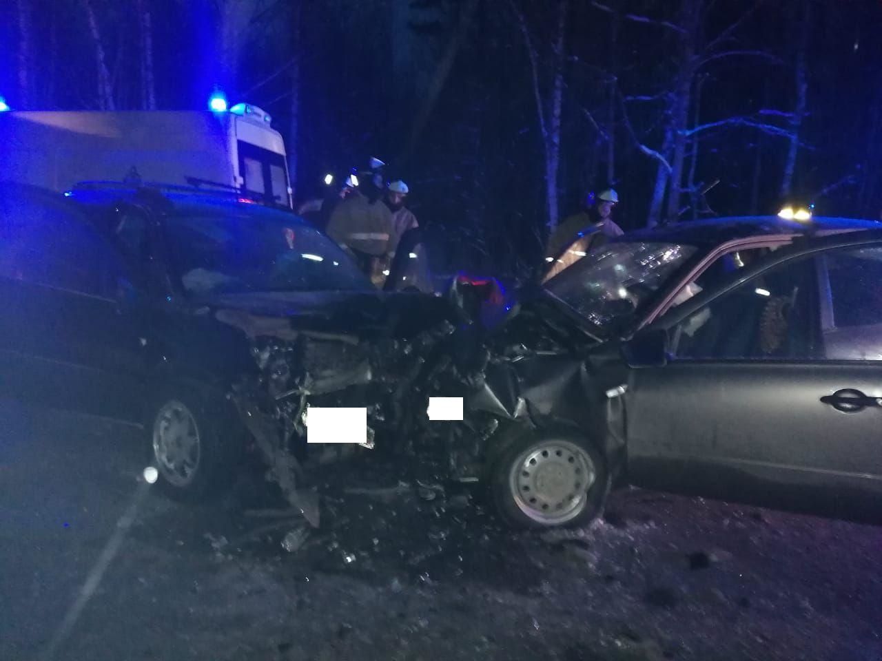 В результате лобового столкновения легковушек под Челнами пострадали два  человека | 28.12.2021 | Набережные Челны - БезФормата