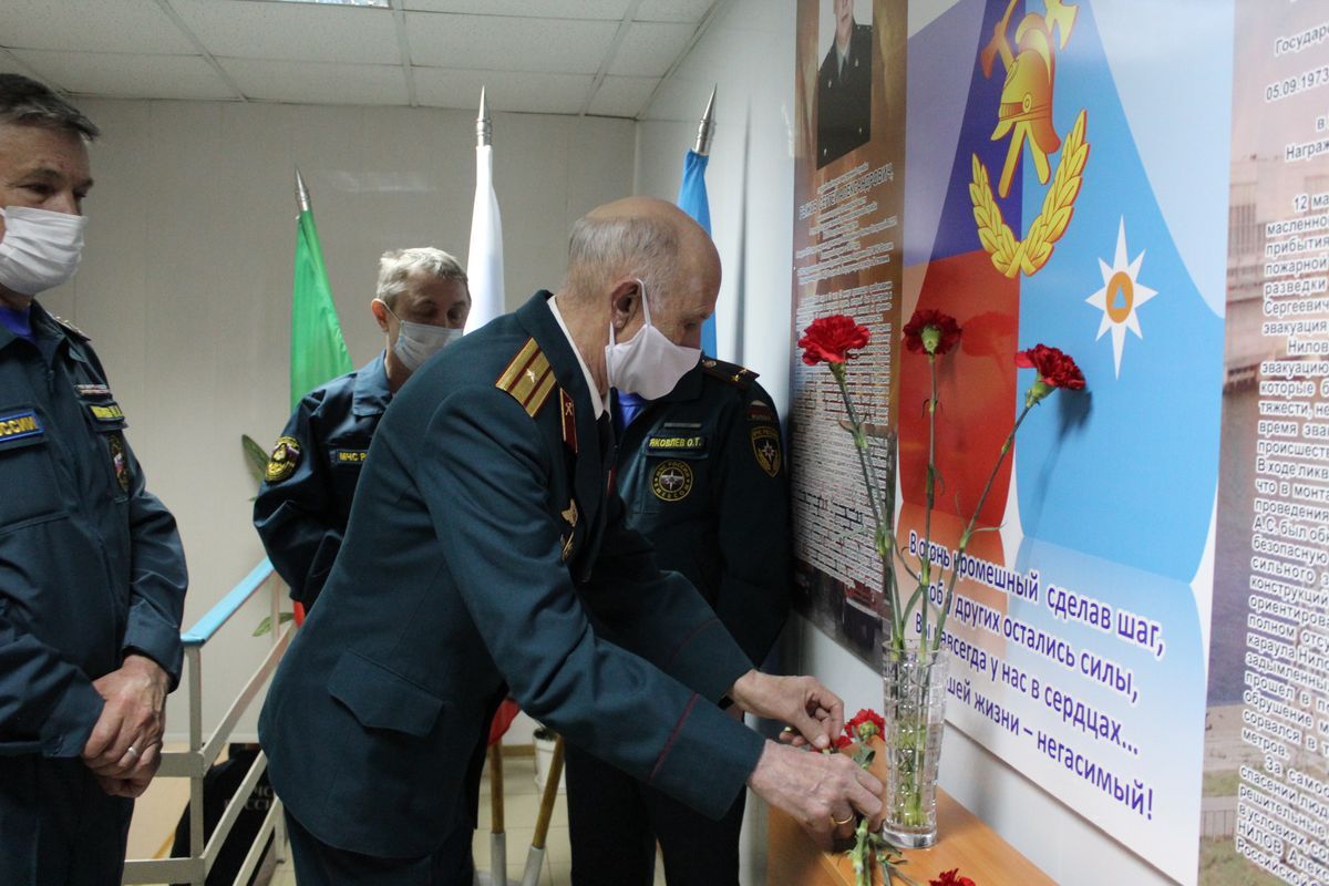 Стенд погибшим пожарным в Челнах