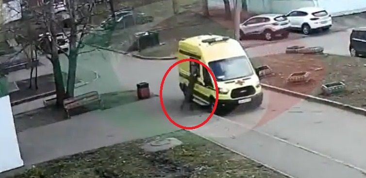 В Татарстане мужчина пробил головой окно машины скорой помощи