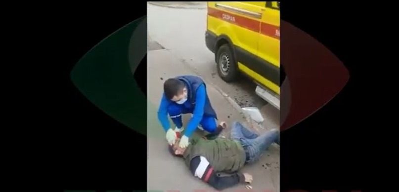 В Татарстане мужчина пробил головой окно машины скорой помощи