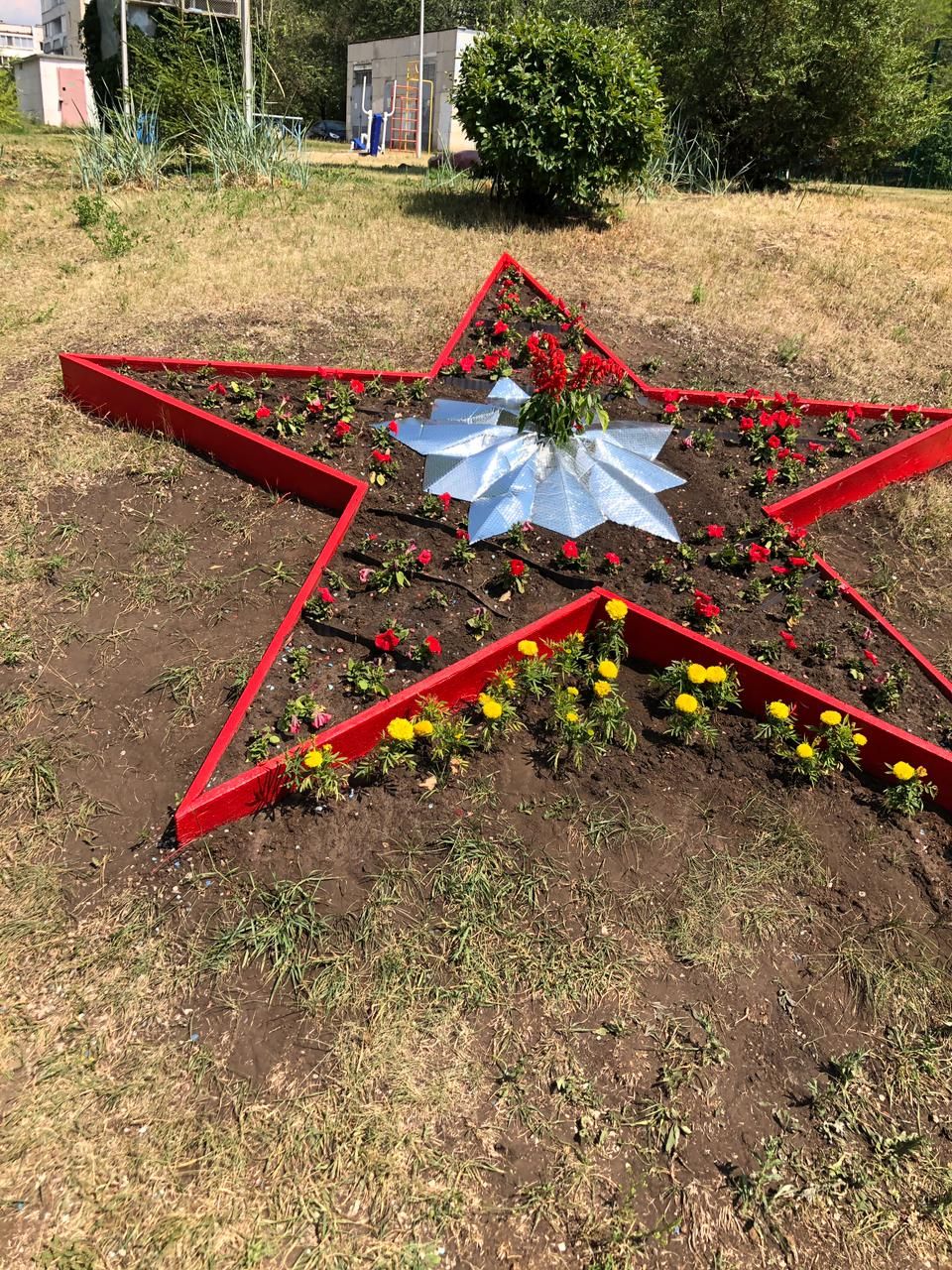 В Челнах назвали победителей конкурса цветочных клумб «Звезда Победы»