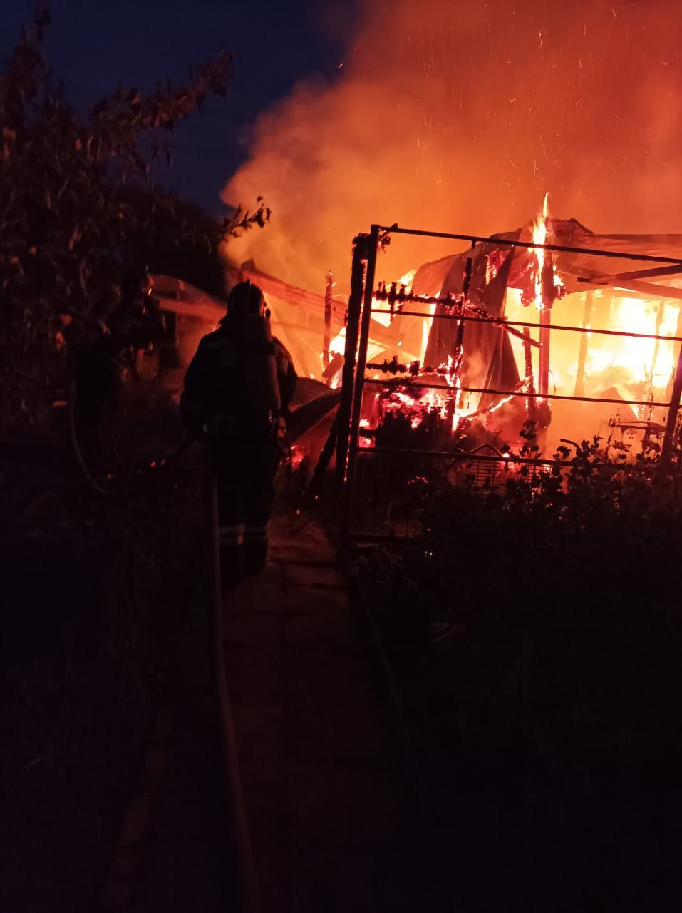 Мужчина и ребенок погибли во время пожара в Набережных Челнах | 29.06.2021  | Набережные Челны - БезФормата