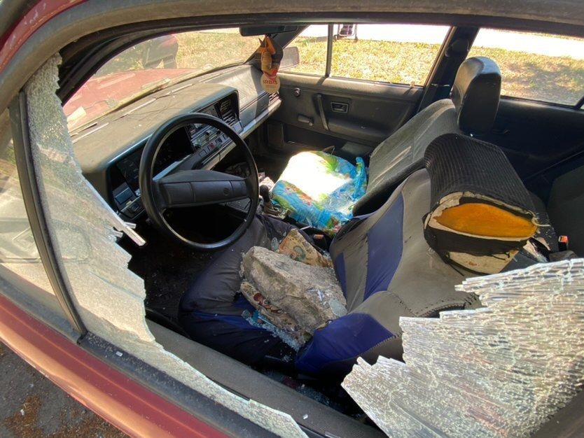 Вандалы в Набережных Челнах разбили камнями стекла автомобиля 