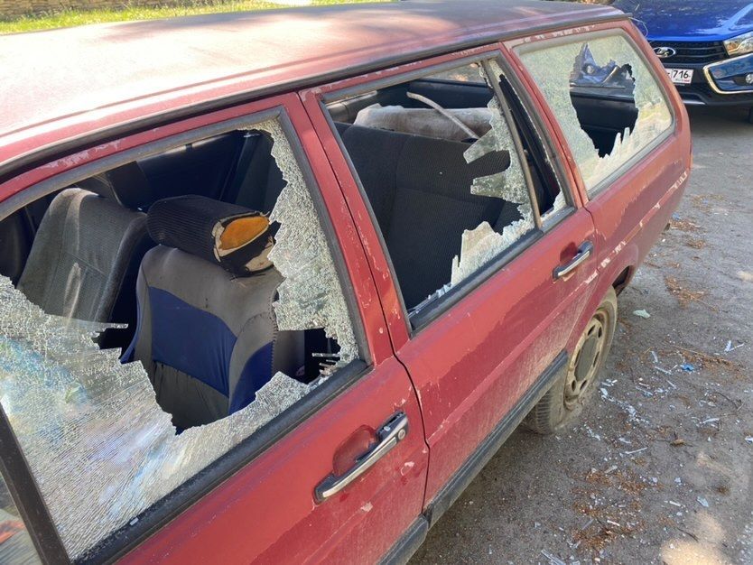 Вандалы в Набережных Челнах разбили камнями стекла автомобиля 