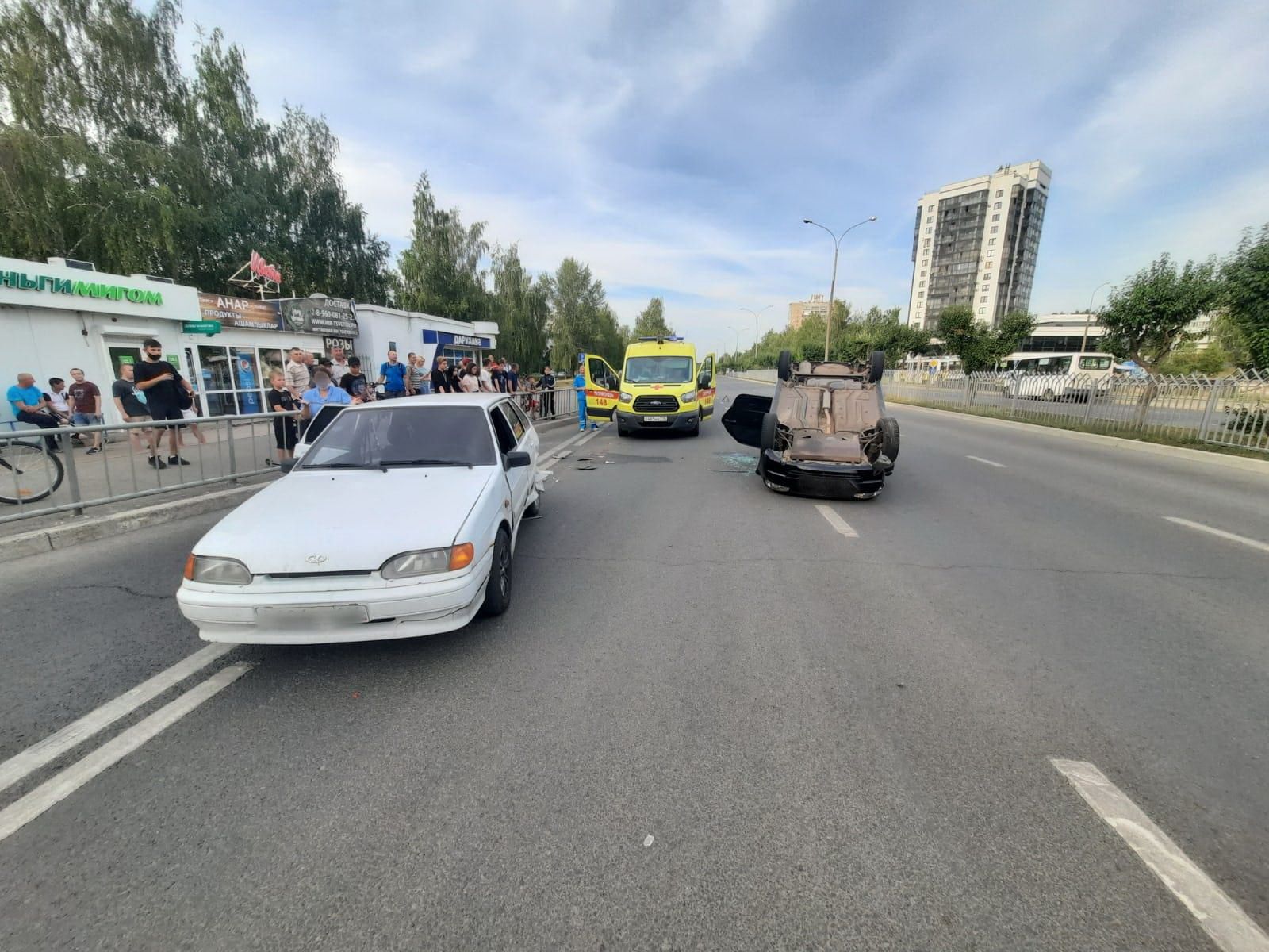 В Набережных Челнах в ДТП «Лада Калина» перевернулась на крышу | 10.08.2021  | Набережные Челны - БезФормата