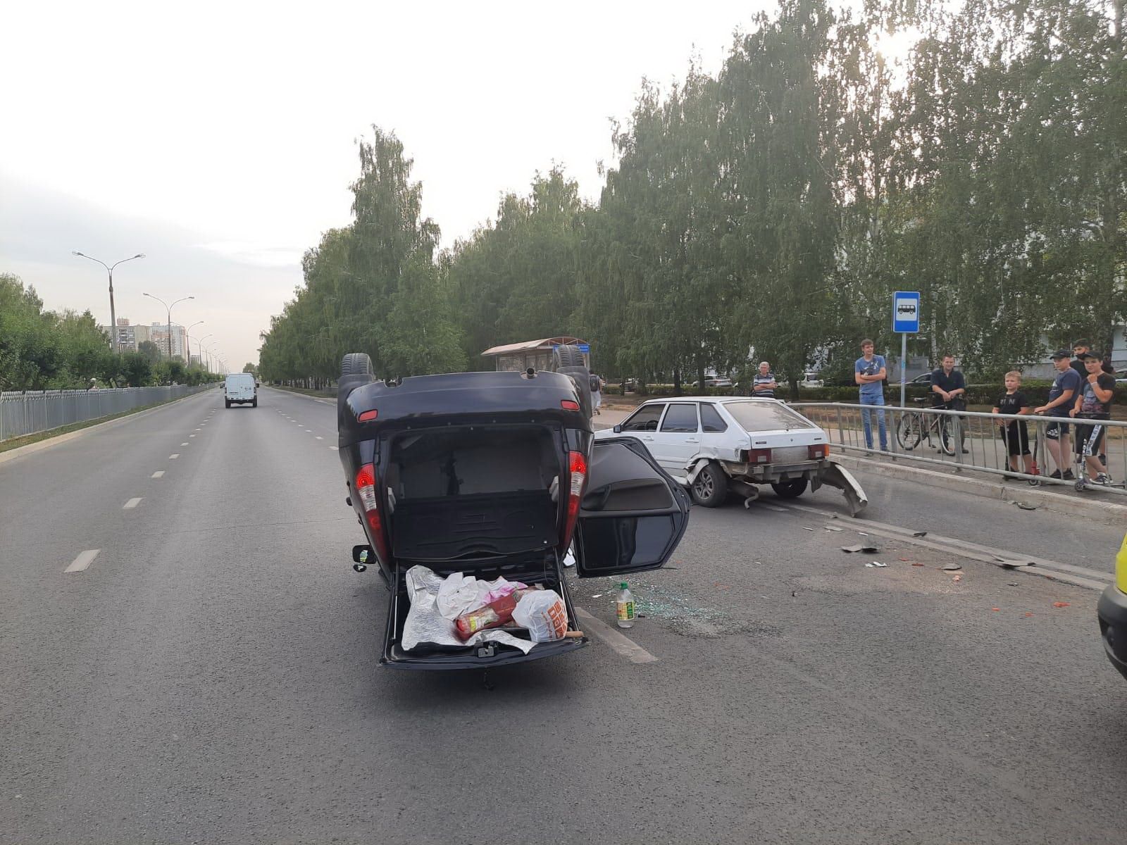 В Набережных Челнах в ДТП «Лада Калина» перевернулась на крышу | 10.08.2021  | Набережные Челны - БезФормата