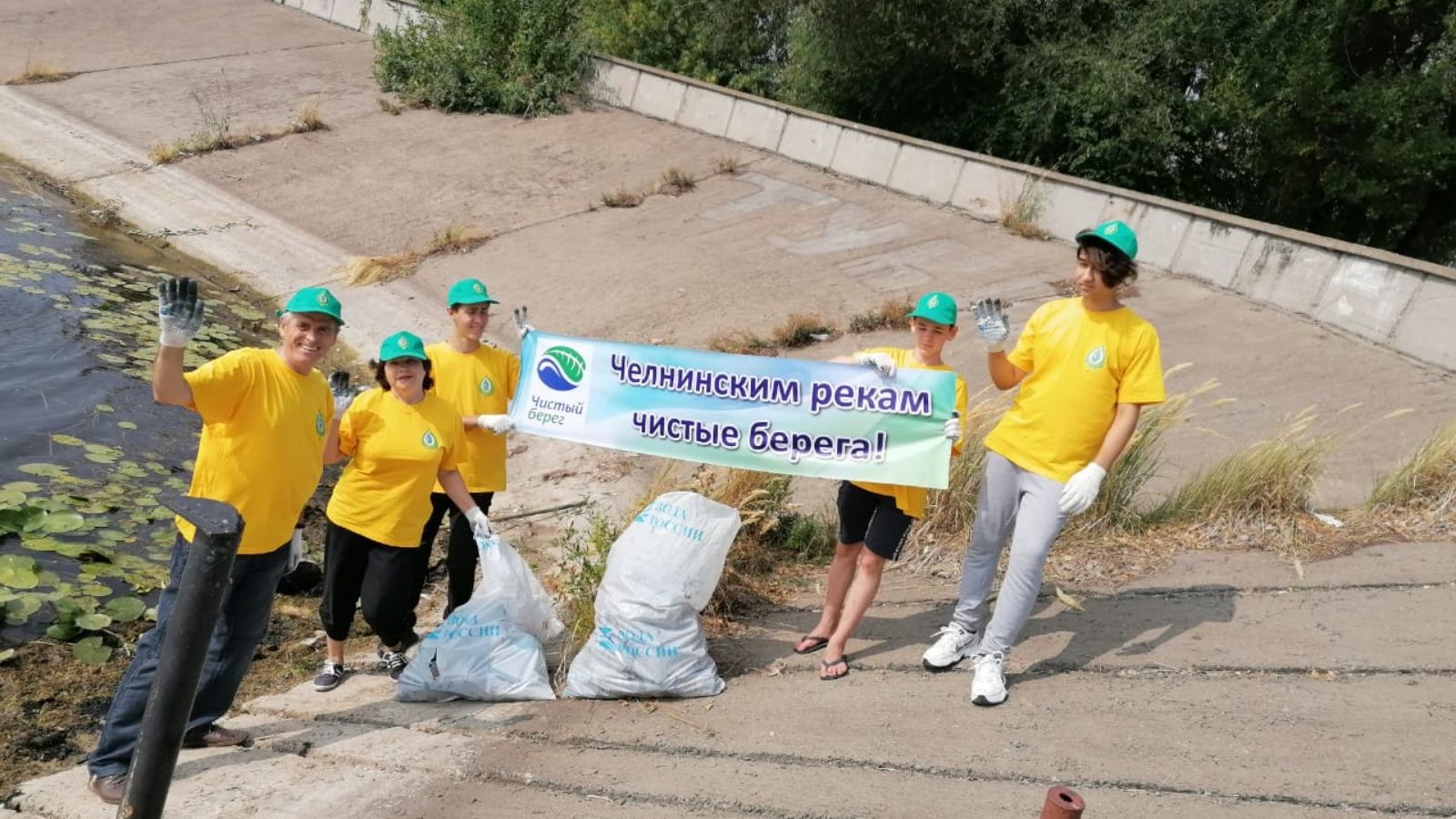 Активисты в Набережных Челнах собрали более 120 мешков мусора около Мелекески