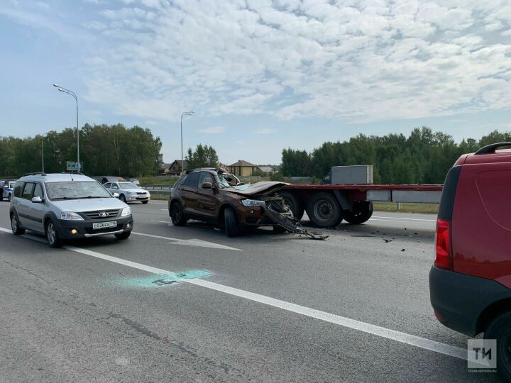 В серьезной аварии в Татарстане BMW влетел под прицеп грузовика и остался без крыши