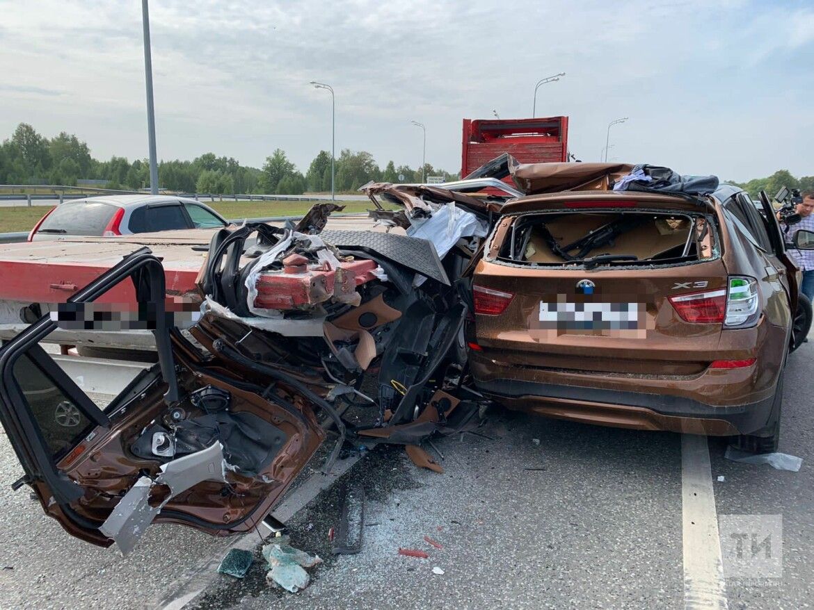 В серьезной аварии в Татарстане BMW влетел под прицеп грузовика и остался без крыши