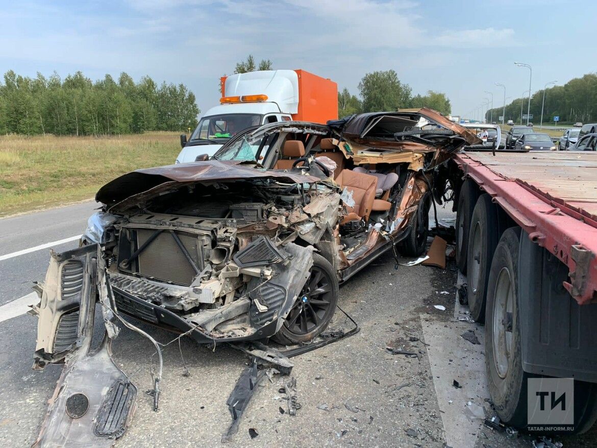 В серьезной аварии в Татарстане BMW влетел под прицеп грузовика и остался  без крыши | 17.08.2021 | Набережные Челны - БезФормата