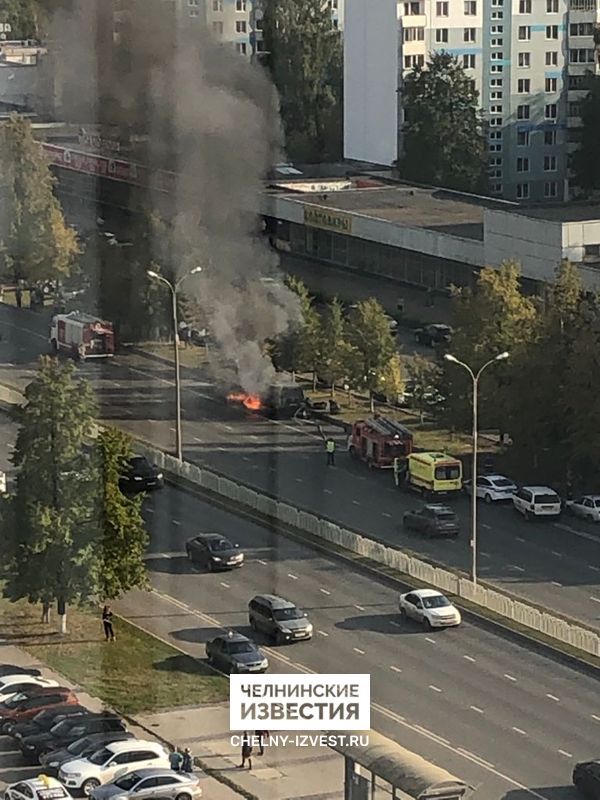 В Набережных Челнах на дороге загорелся микроавтобус