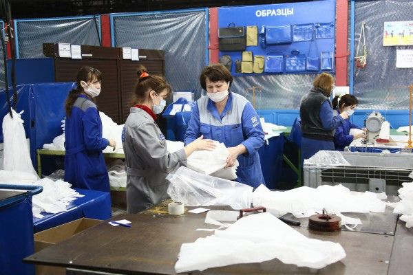«КАМАЗ» передал инфекционной больнице крупную партию противоэпидемических костюмов