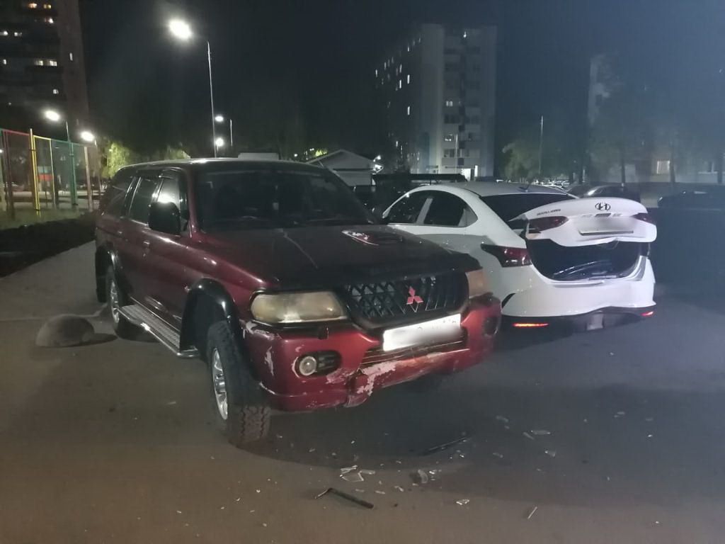В Набережных Челнах нетрезвый водитель протаранил три припаркованных автомобиля