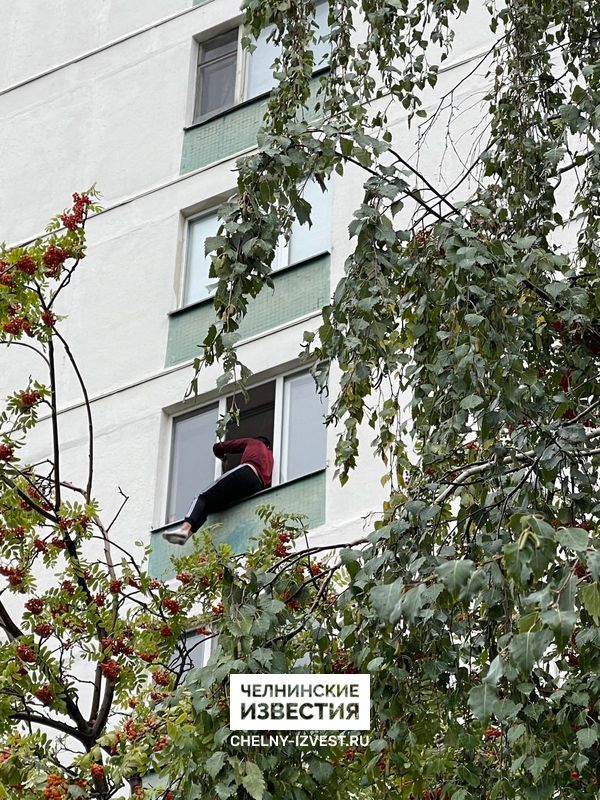 В Набережных Челнах мужчина уже час угрожает выпрыгнуть в окно 