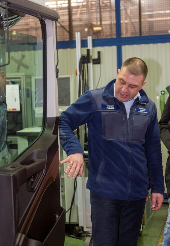 Сотрудники «КАМАЗа» улучшили открывание двери в новом грузовике