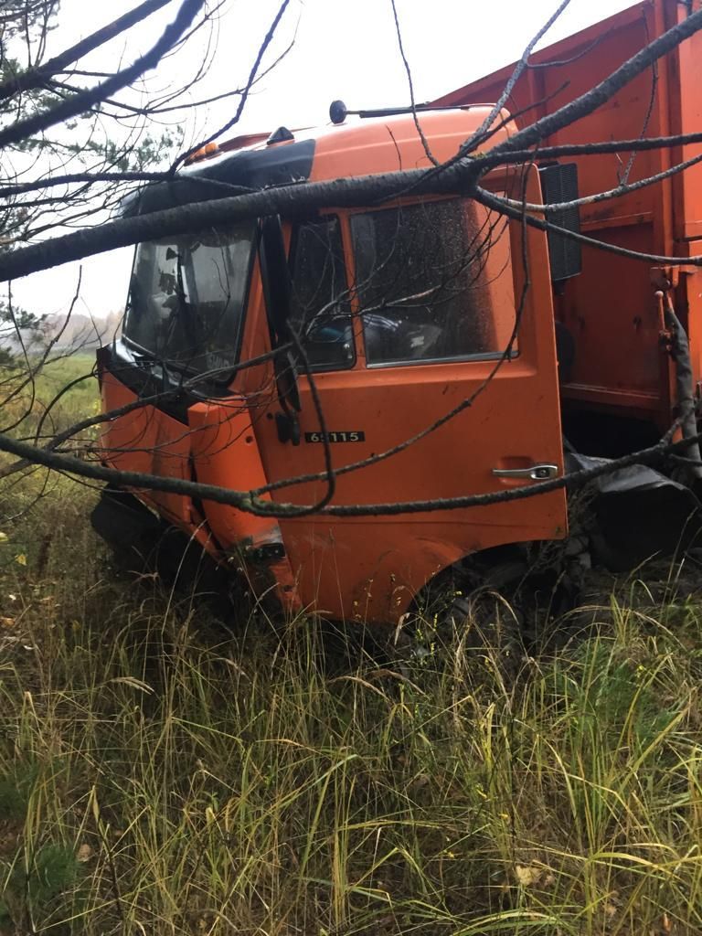 В Татарстане девушка за рулем иномарки погибла, врезавшись в сломанный  «КАМАЗ» | 25.10.2022 | Набережные Челны - БезФормата