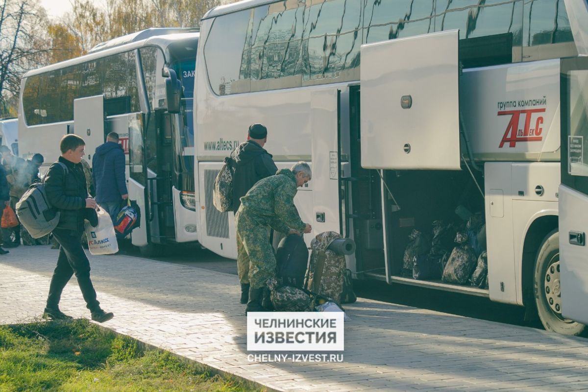 Недавно вернулся. Военный уезжает. Мобилизированные из Набережных Челнов. Отправка мобилизованных со Спецавтобазы. Фото призывников перед отправкой.