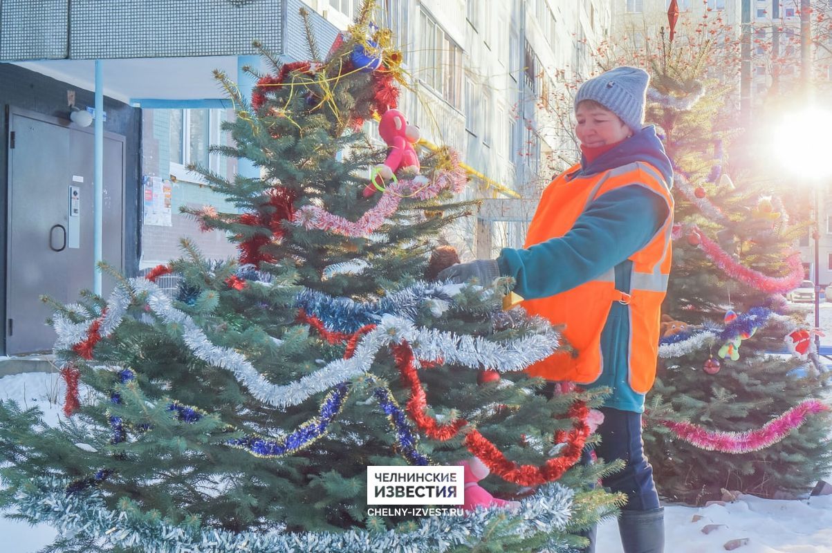 В Челнах дворник украсила три елки у дома | 13.12.2022 | Набережные Челны -  БезФормата