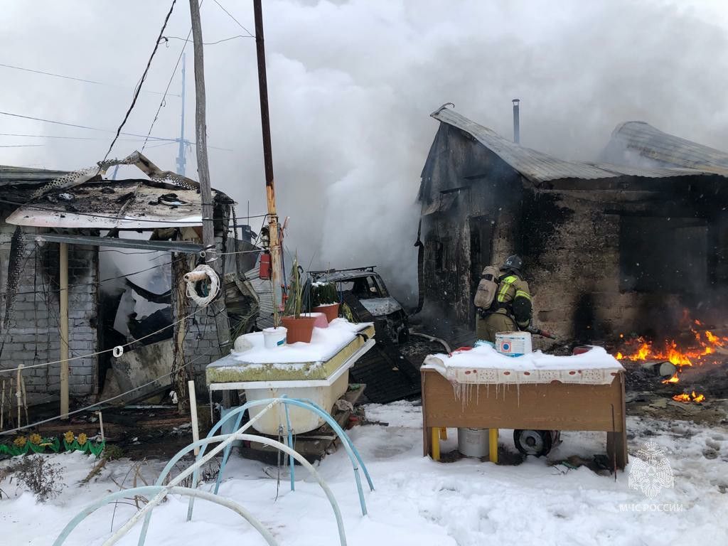 Горели баня, дачный дом и автомобиль: на пожаре в Татарстане погиб мужчина  | 15.12.2022 | Набережные Челны - БезФормата