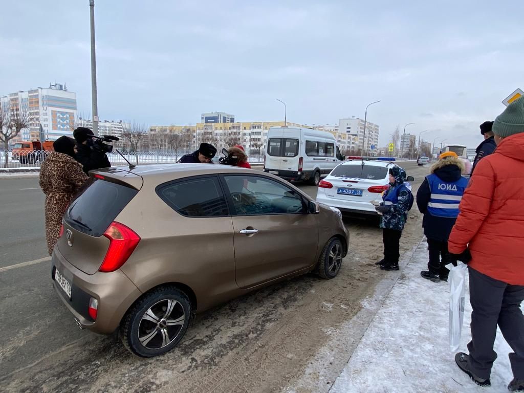 Госавтоинспекторы вместе с детьми раздавали подарки водителям и пешеходам