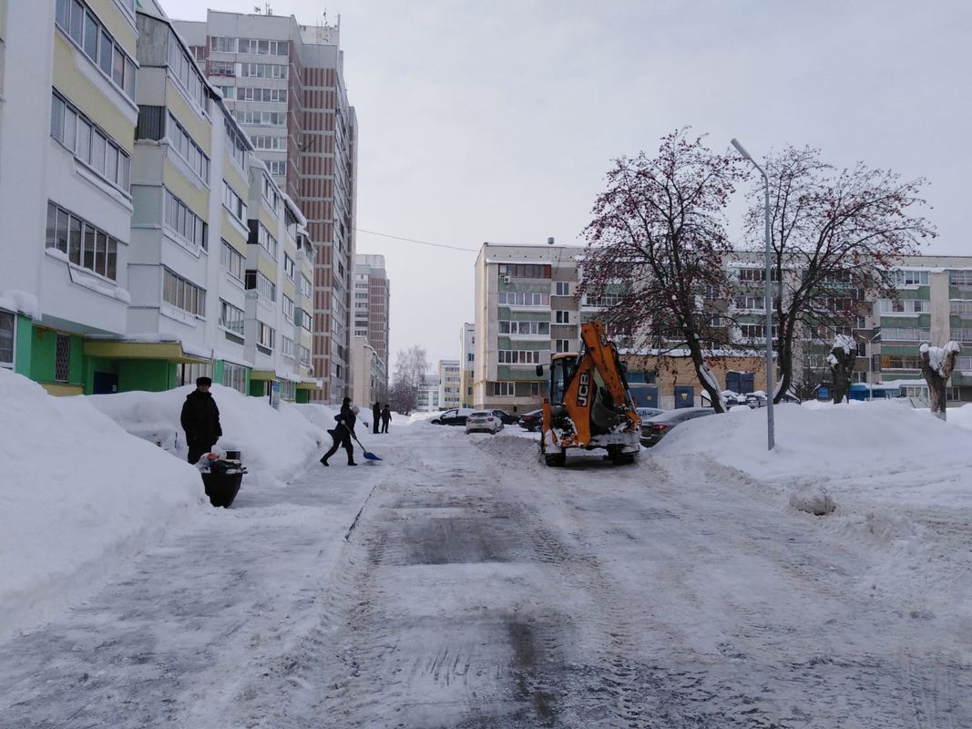 В Набережных Челнах дворникам в борьбе со снегом помогли школьники и  студенты | 15.02.2022 | Набережные Челны - БезФормата