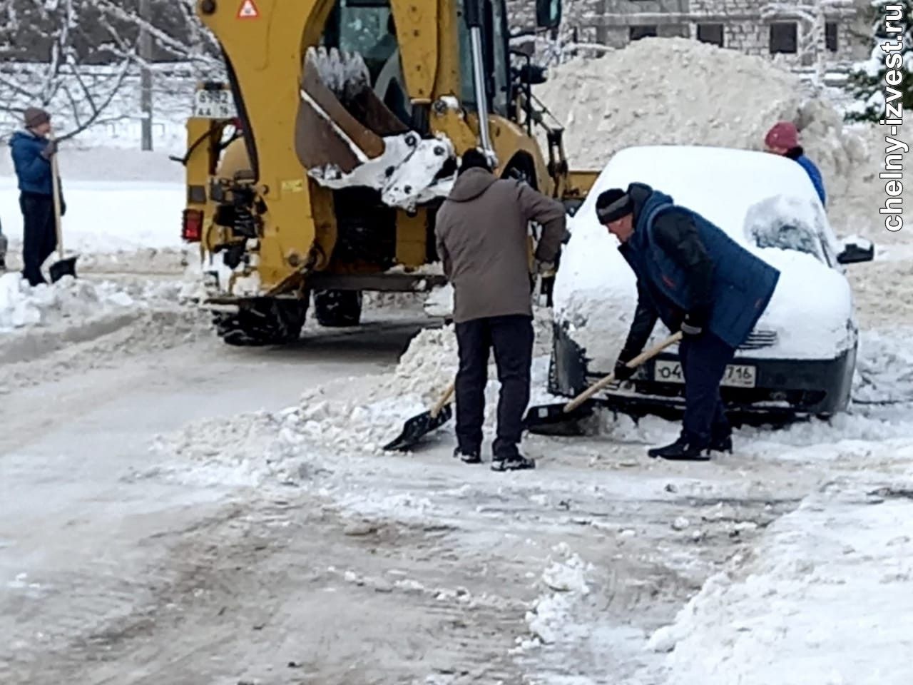 Все за лопаты!