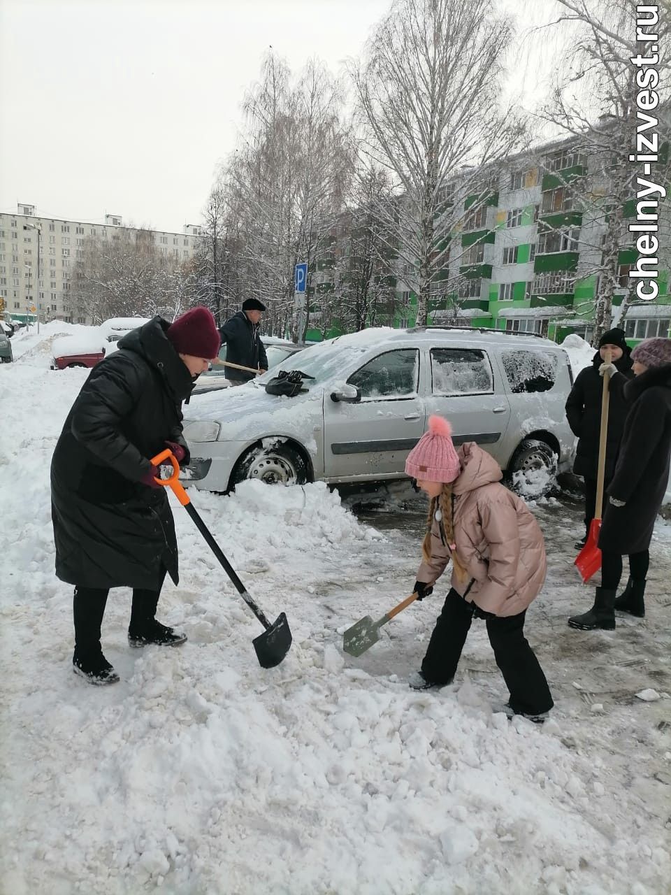 Все за лопаты!