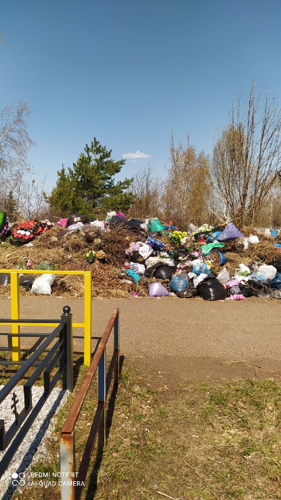 Добираясь до кладбища в Радоницу, челнинцы час стояли в пробке