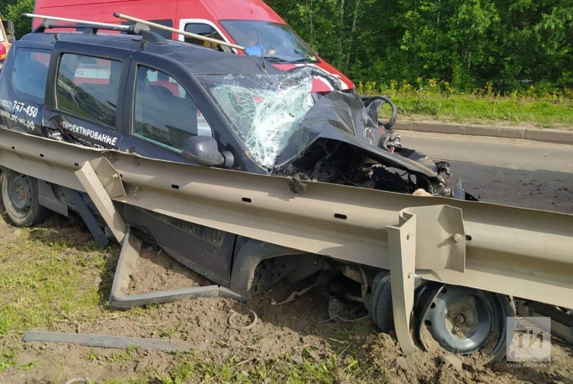 В Татарстане КАМАЗ вдавил «Ларгус» в отбойник | 30.06.2022 | Набережные  Челны - БезФормата