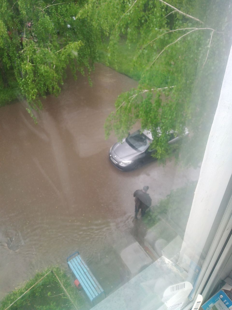 Горячая вода челны. Потоп. Потоп в Челнах. Дождь из окна. Ураган в городе.