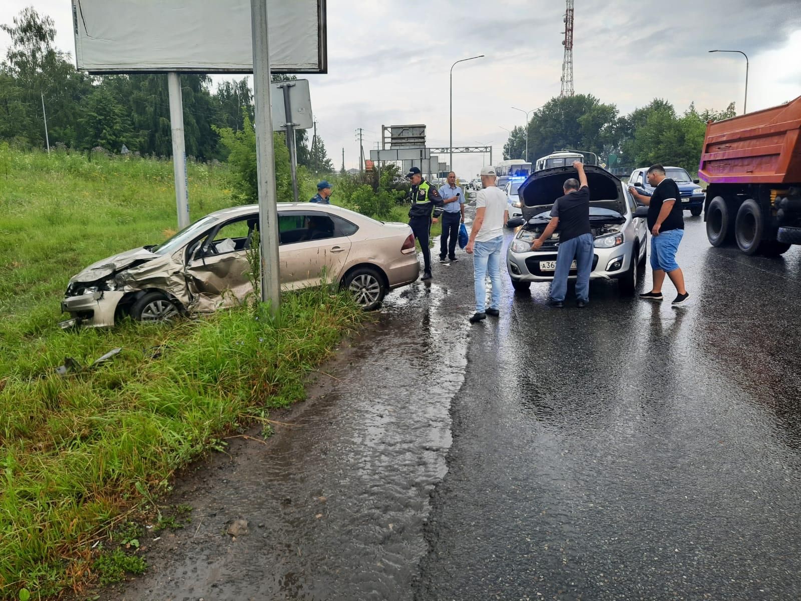 В аварии, ставшей причиной большой пробки, пострадала 34-летняя женщина |  20.07.2022 | Набережные Челны - БезФормата