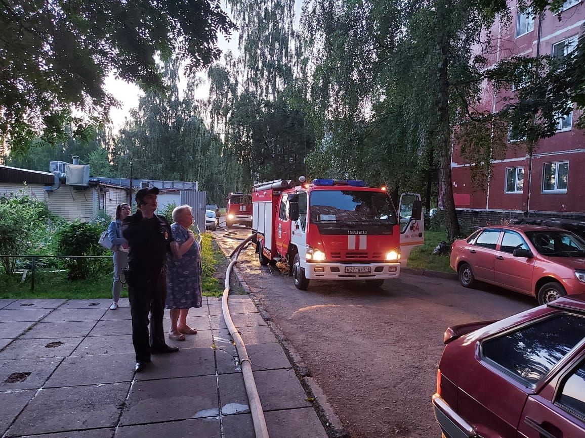 Пожар в челнах сегодня. Женщина пожарный. Пожар сегодня ночью. Набережные Челны пожар. МЧС Казань.