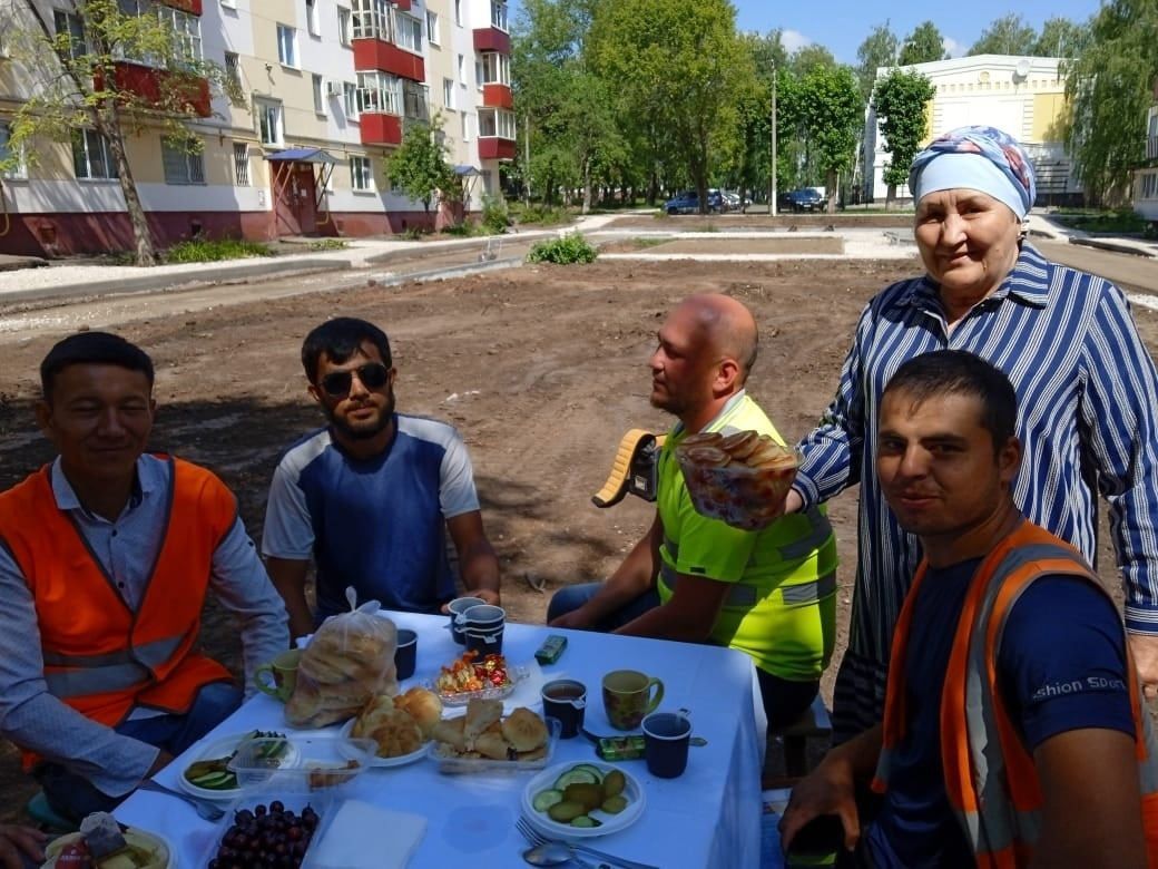 В Татарстане жители устроили застолье для рабочих, ремонтирующих их двор