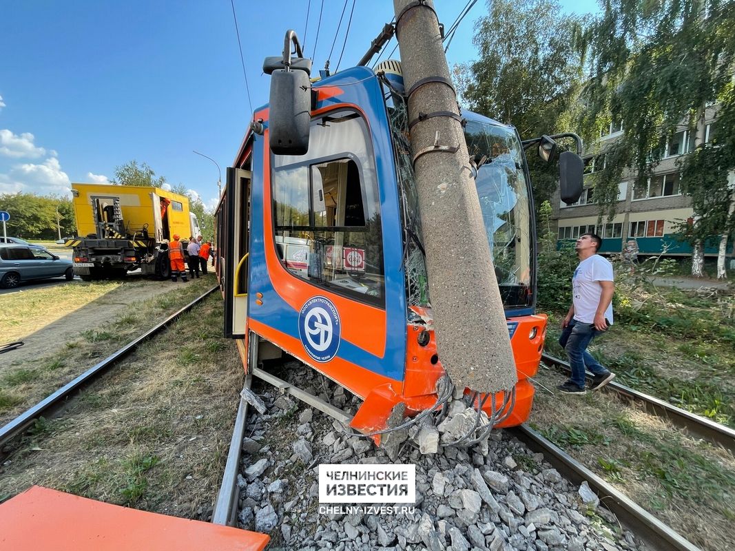 В трамвае, врезавшемся в столб, ехали восемь человек | 26.08.2022 |  Набережные Челны - БезФормата