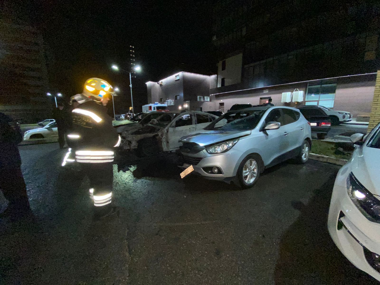 В Челнах на парковке у дома в результате поджога пострадали семь автомобилей