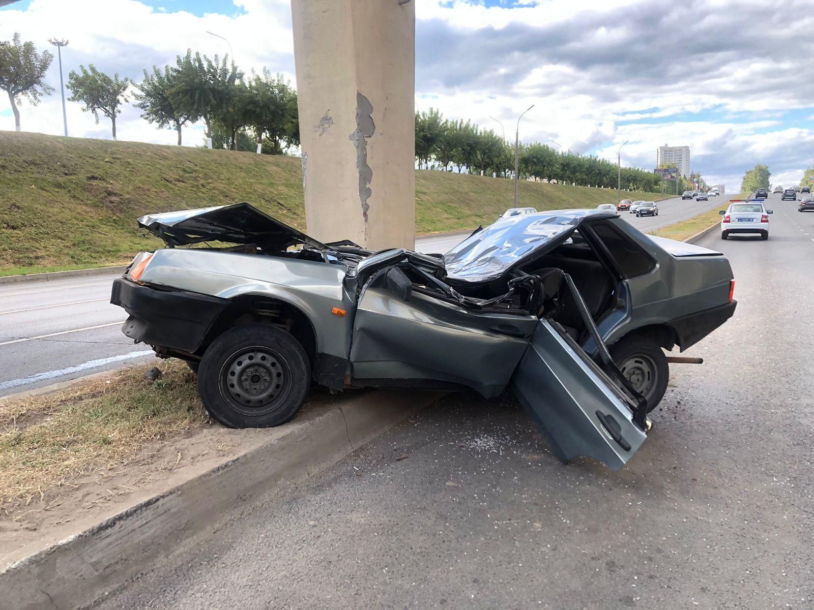 В результате наезда автомобиля на опору моста в больницу доставлены два  парня | 06.09.2022 | Набережные Челны - БезФормата