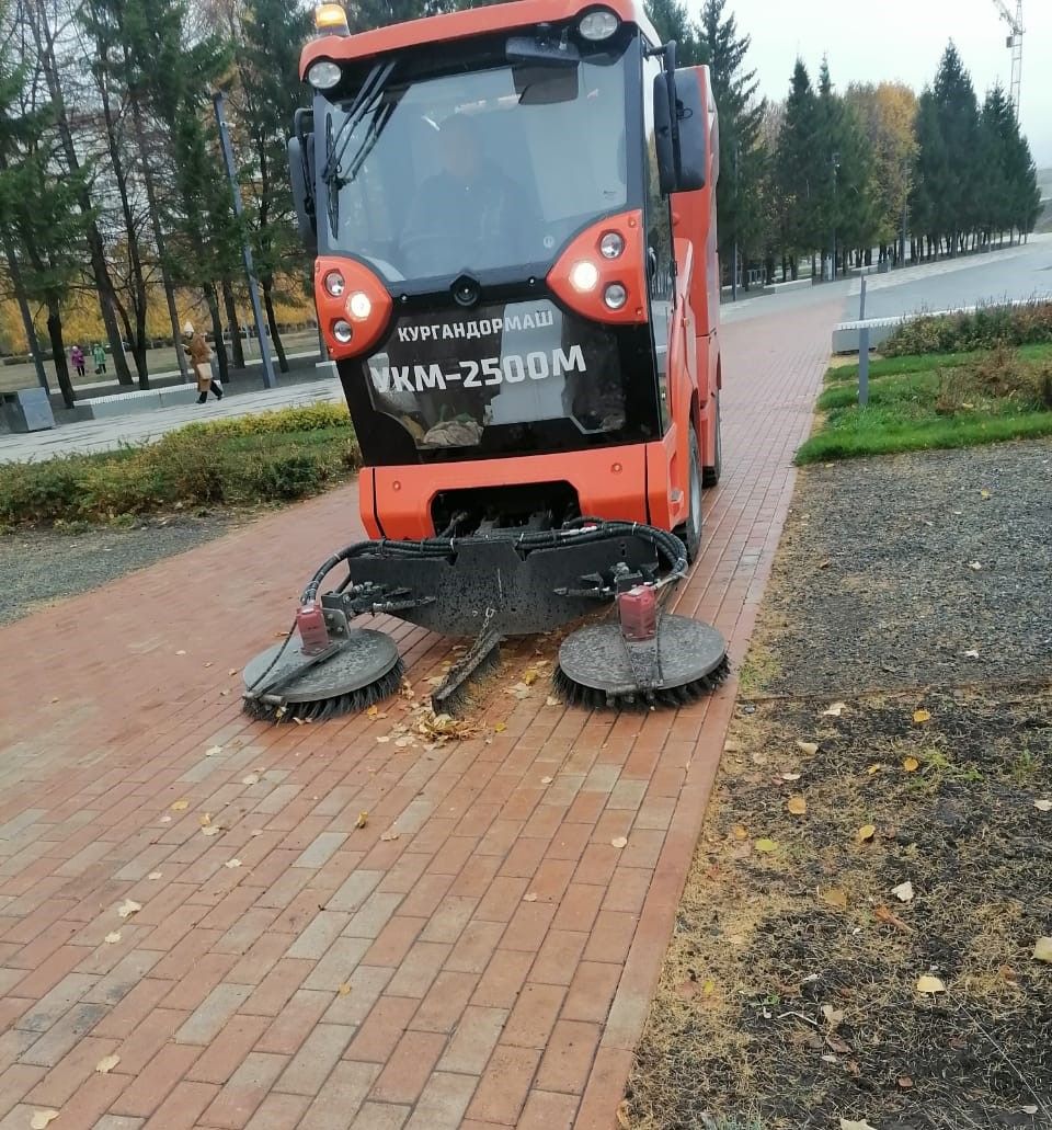 Убирают листья и не только: в Челнах работают три машины-пылесоса