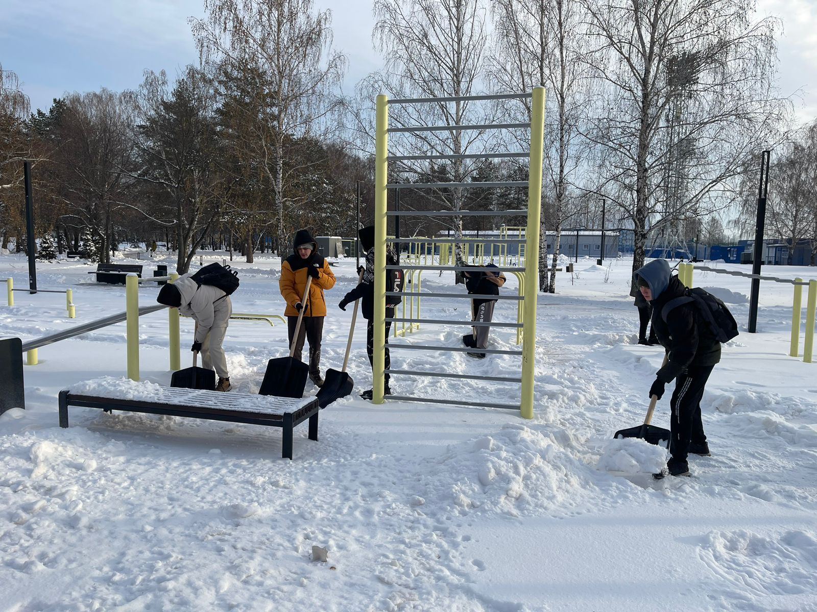 В Челнах на уборку снега вышли студенты и школьники