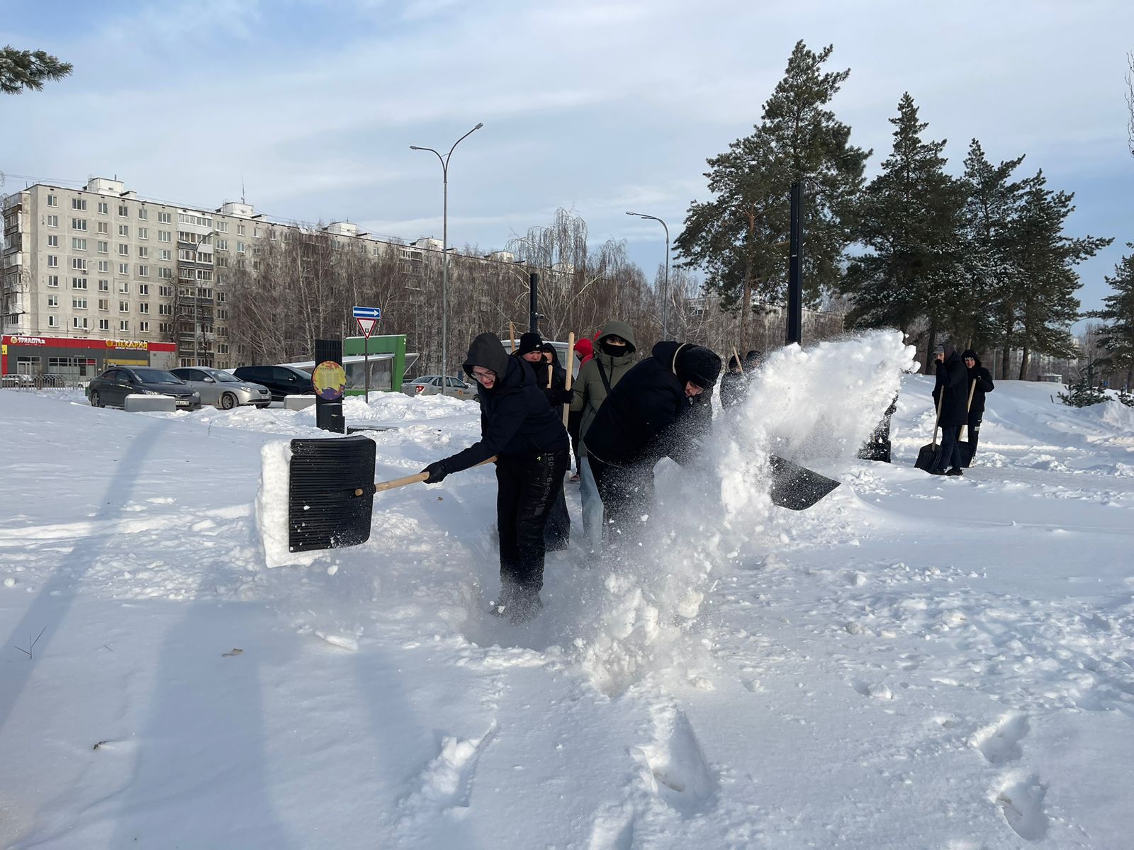 В Челнах на уборку снега вышли студенты и школьники