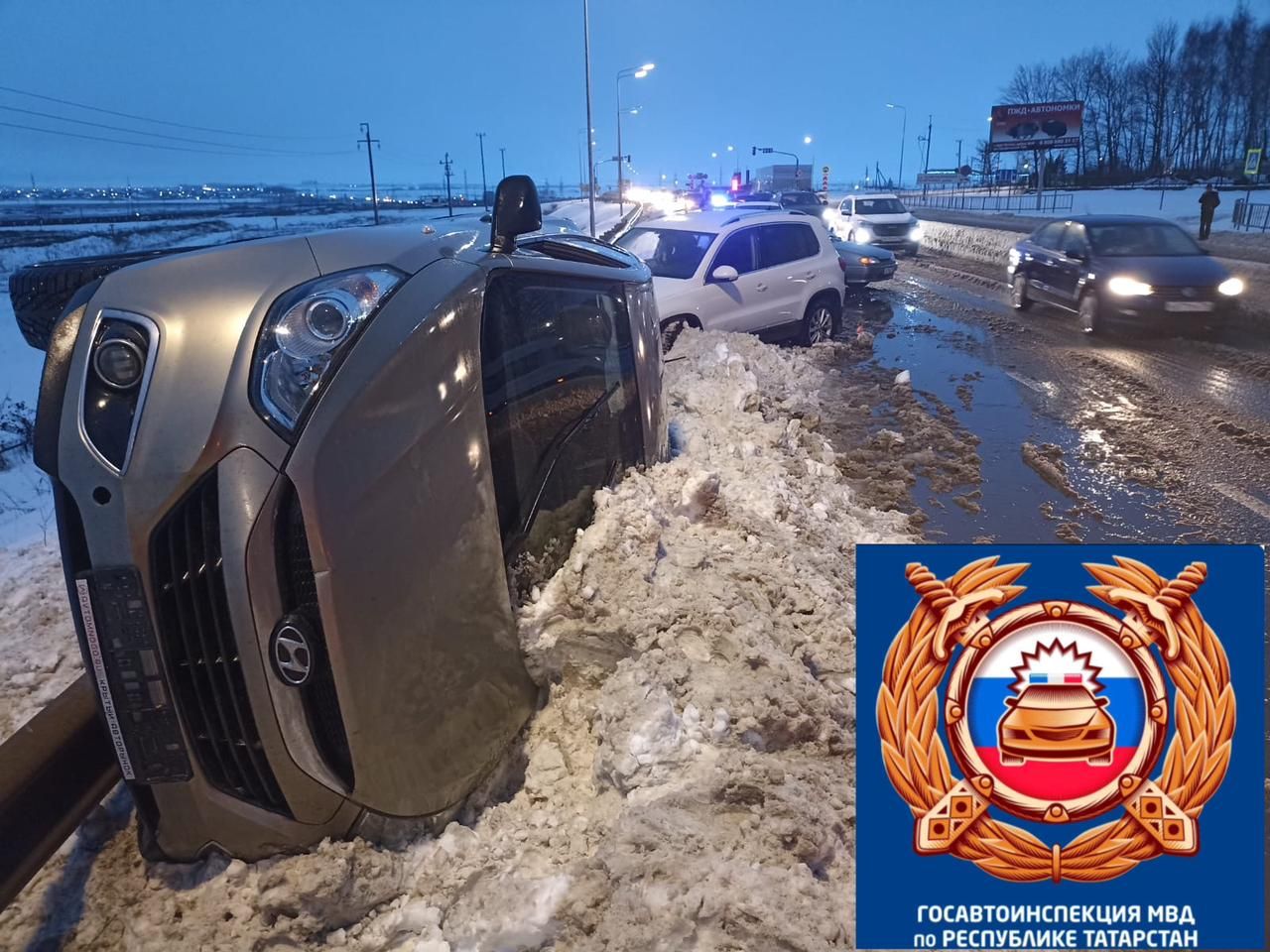 Возле Челнов перевернулся автомобиль с двумя детьми в салоне