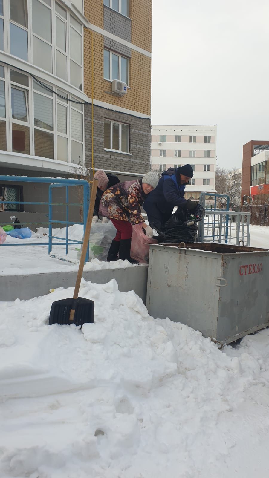 Дому без мусоропровода установили контейнер для сбора стекла