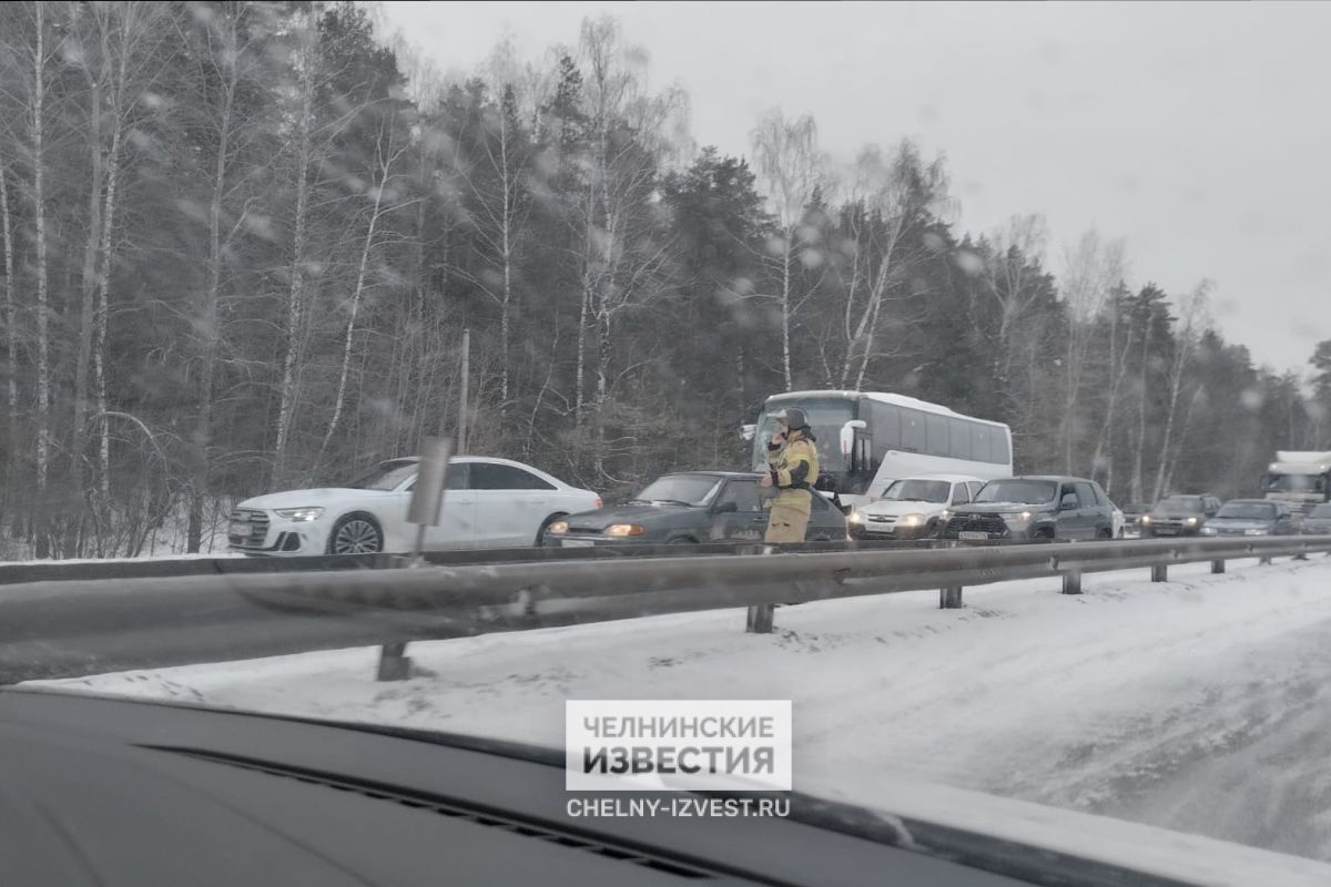 На въезде в Челны автобус развернуло поперек трассы: образовалась пробка