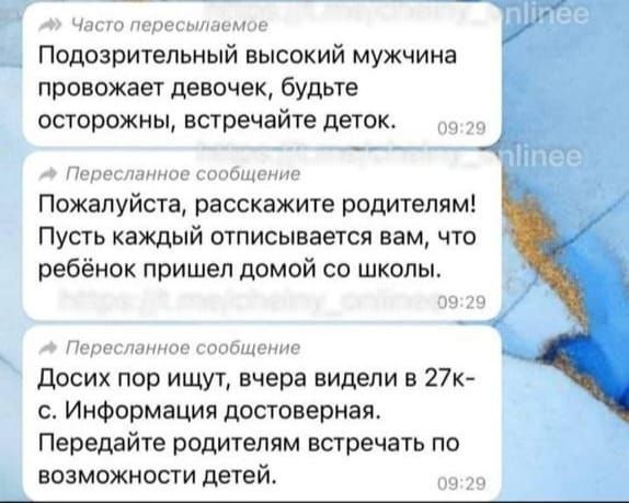 Школьницы целуются 