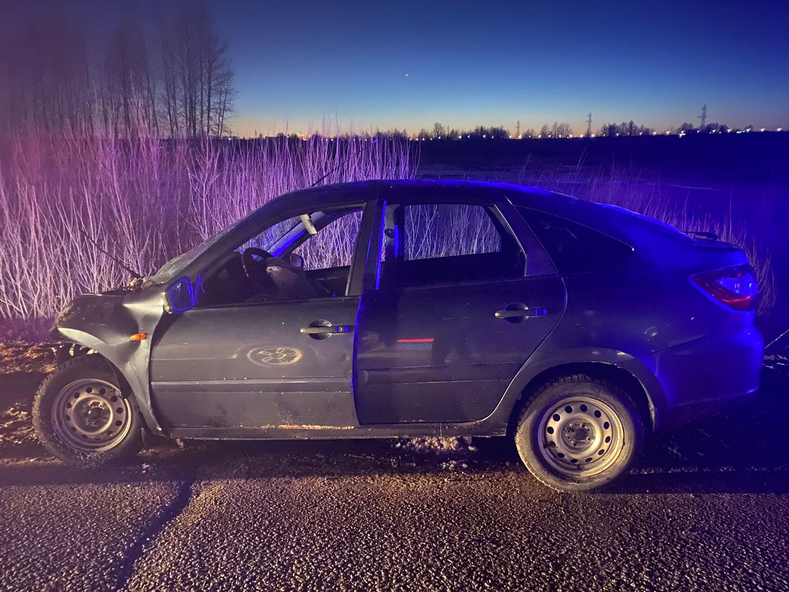 Под Челнами в лобовой аварии с Mercedes пострадали водитель и пассажир « Гранты»