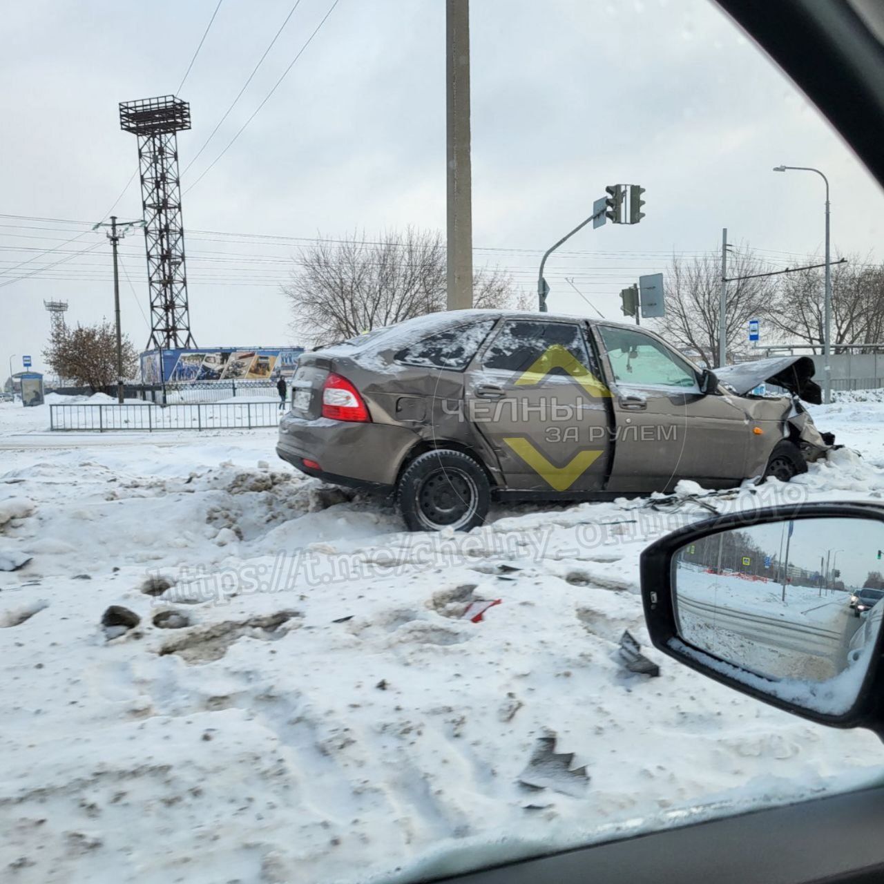 В Набережных Челнах автомобиль вылетел с дороги